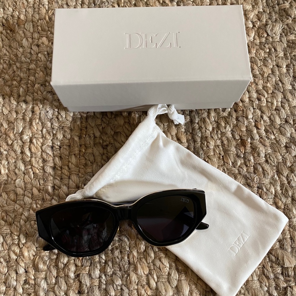 DEZI Charge It sunglasses